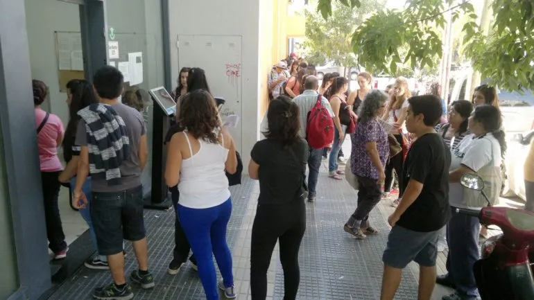 largas-colas-cambiar-la-monedero-la-sube