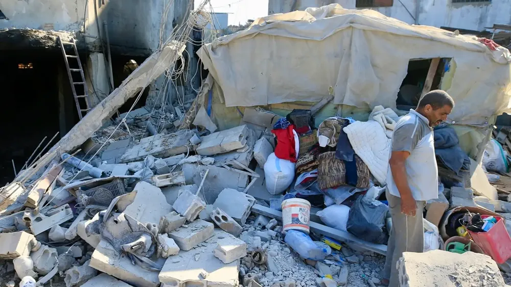 hombre-busca-sus-pertenencias-escombros-ataques-israel-sur-libano_97