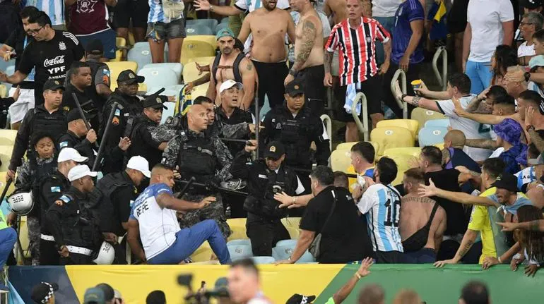videos-mas-brutales-represion-hinchas-argentinabrasil-maracana-1014701-083518jpg