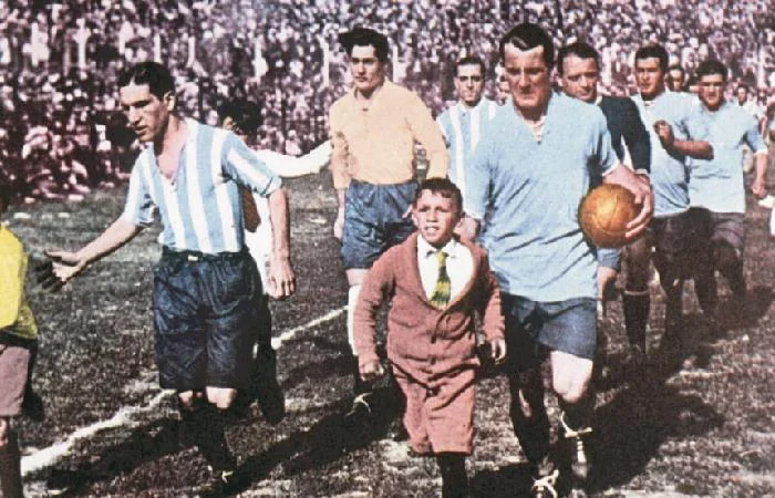 Uruguay vence a Argentina en la primera final mundial de fútbol de la historia