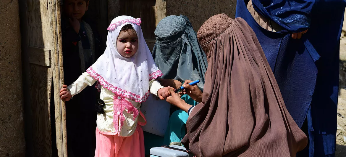 Una niña recibe la vacuna contra la poliomielitis en Kandahar, en el sur del Afganistán