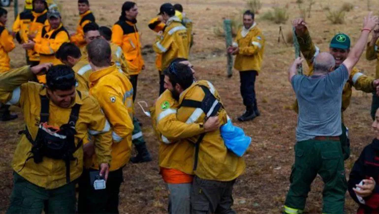 bomberos-alegria-lluvia-corrientesjpg