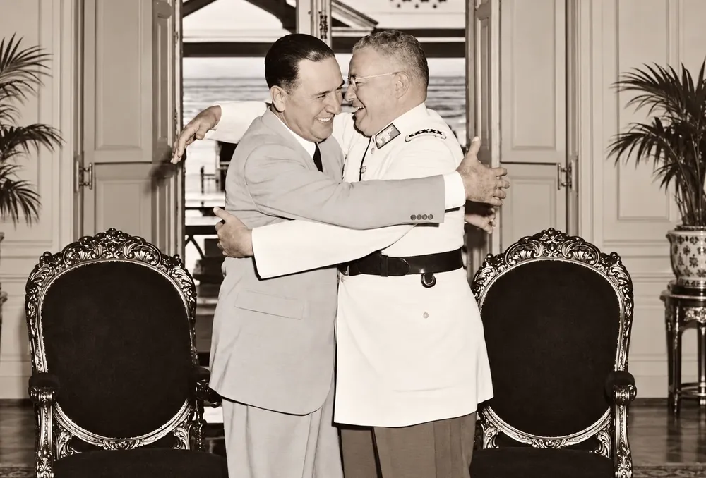 Abrazo histórico frente al mar