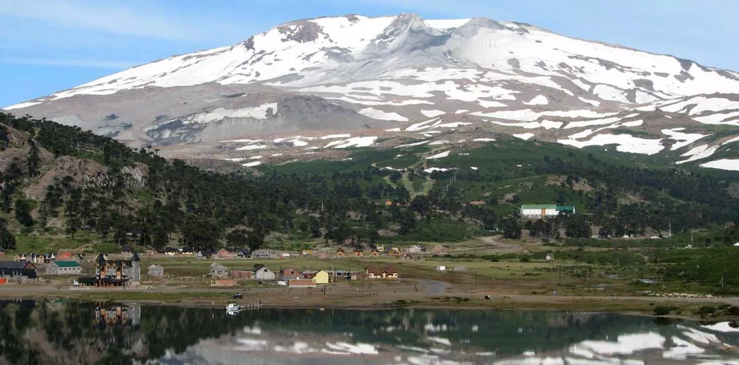 Caviahue_Caviahue-Lago-y-Volcan-Postales