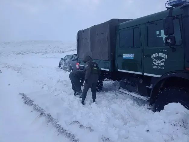 gendarmes-rescatan-y-asisten-pobladores-varados-fuerte-temporal-1jpeg