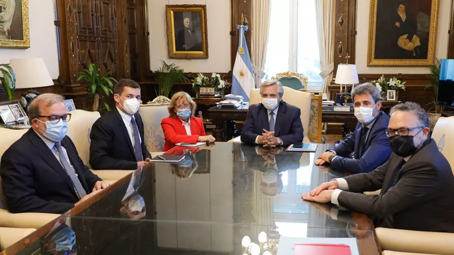 Alberto Fernández con directivos de la minera canadiense Lundin Mining.