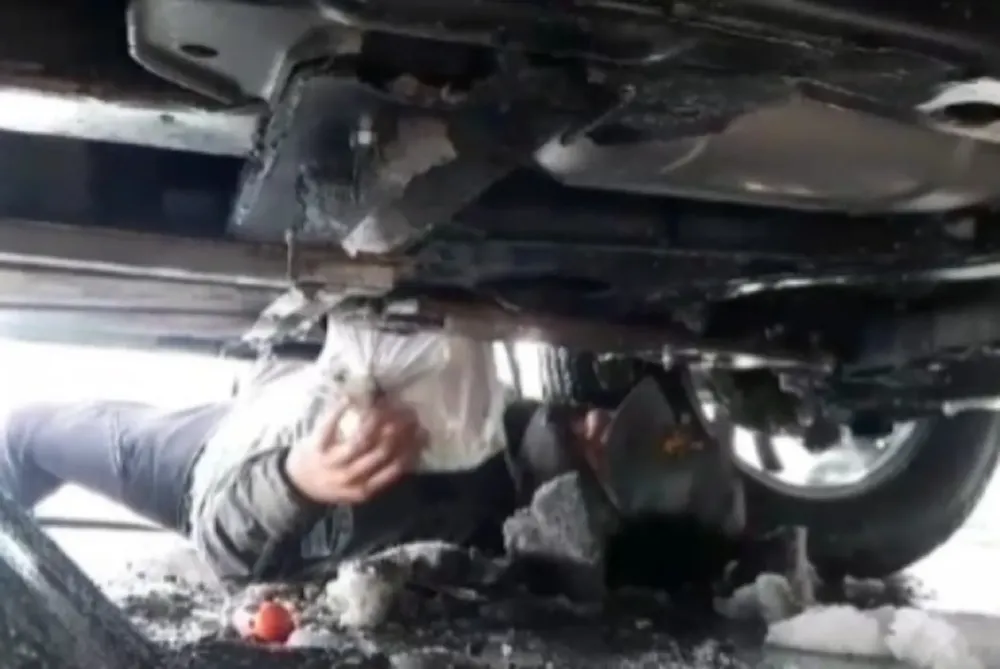 ocultaban_impresoras_en_un_doble_fondo_ubicado_debajo_de_una_camioneta_1