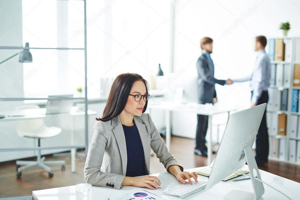 photo-secretary-working-at-workplace