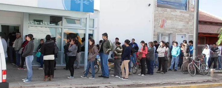 en-neuquen-la-zona-bancaria-se-caracteriza-las-largas-colas-que-hace-la-gente-la-ley-brilla-su-ausencia