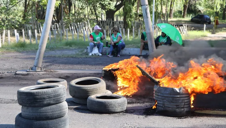 protesta-ate-rio-negro-puentes-cipolletti-neuquen