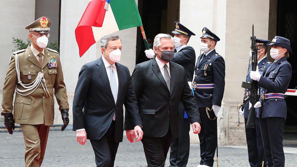 el-presidente-alberto-fernandez-con-materella-y-draghi-en-italia20210513-1171811