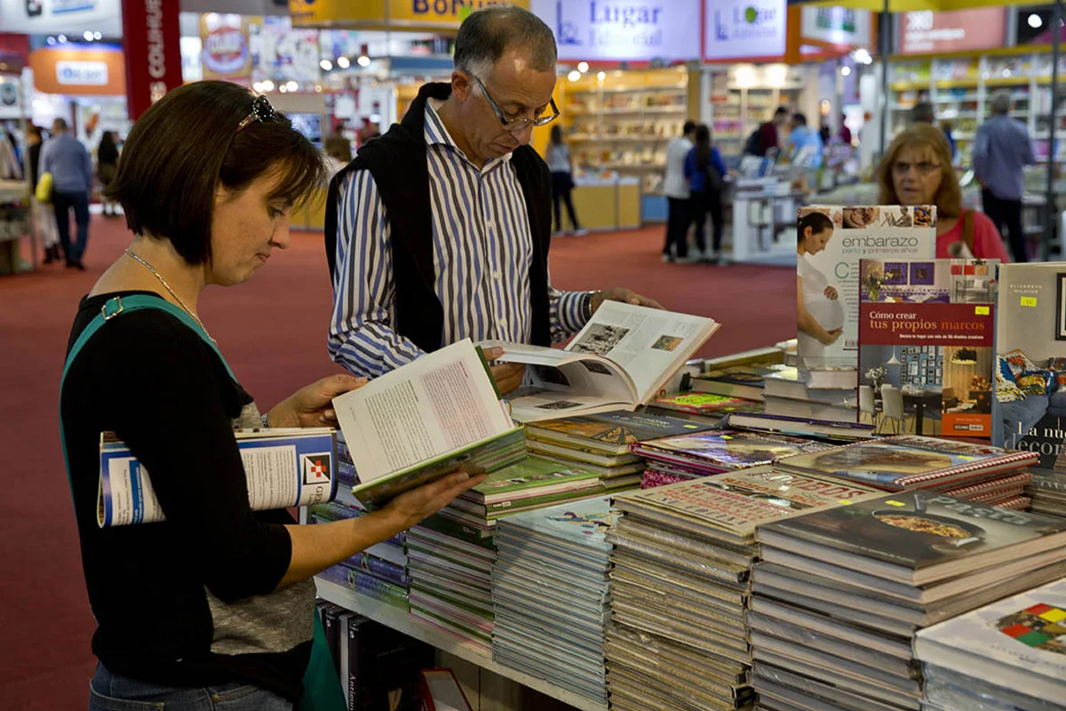 web-foto-202305015-feria-del-libro-gente-leyendo-
