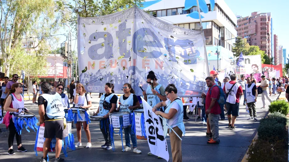 Marcha-de-Aten-en-reclamo-de-la-paritaria-Nacional.-Fotos-Ceci-Maletti-067