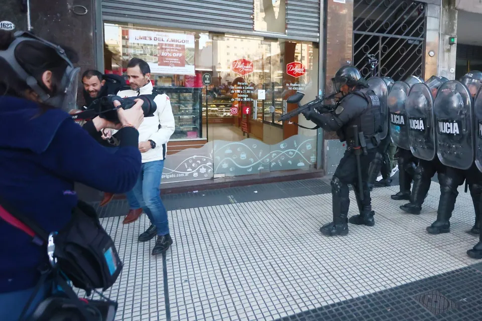959257-policia-20apunta-20a-20movilero-20en-20marcha-20jubilados-2030-07-25