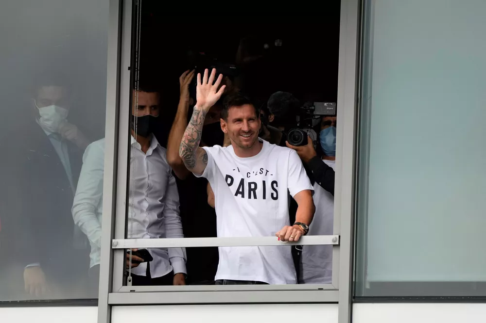 Messi llegó a París para sumarse al PSG.AP