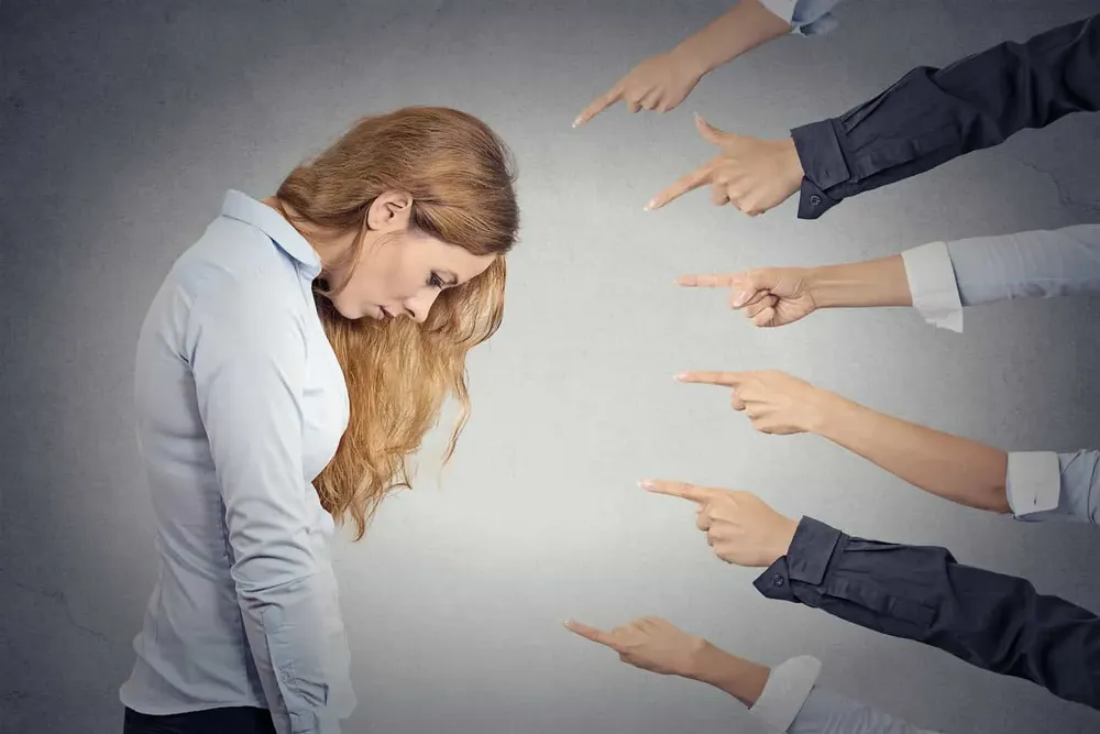 mujer-miedo-triste-preocupada-señalada-trabajo-miedo-fobia