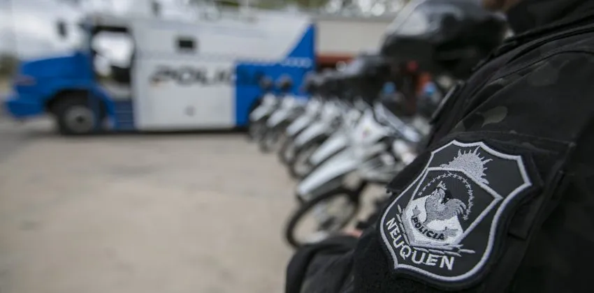 Entrega-de-Vehiculos-y-material-tecnologico-a-la-Policia_0535-850x420