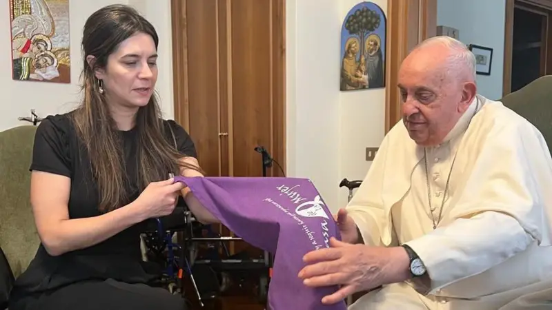Francisco recibió a la nieta de Esther e hija de Ana María, Anita Fernández, en agosto de 2024.