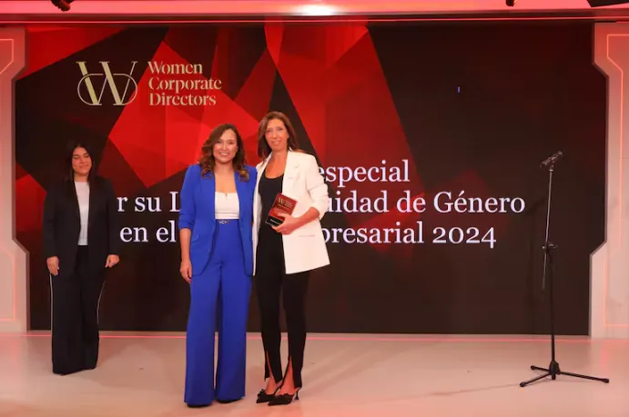 Mariana-Schoua-CEO-de-Aconcagua-Energia-Generacion-y-miembro-de-WCD-recibio-una-mencion-especial-por-su-labor-en-Equidad-de-Genero.-En-la-foto-junto-a-Andrea-Pena-Nino-de-WCD