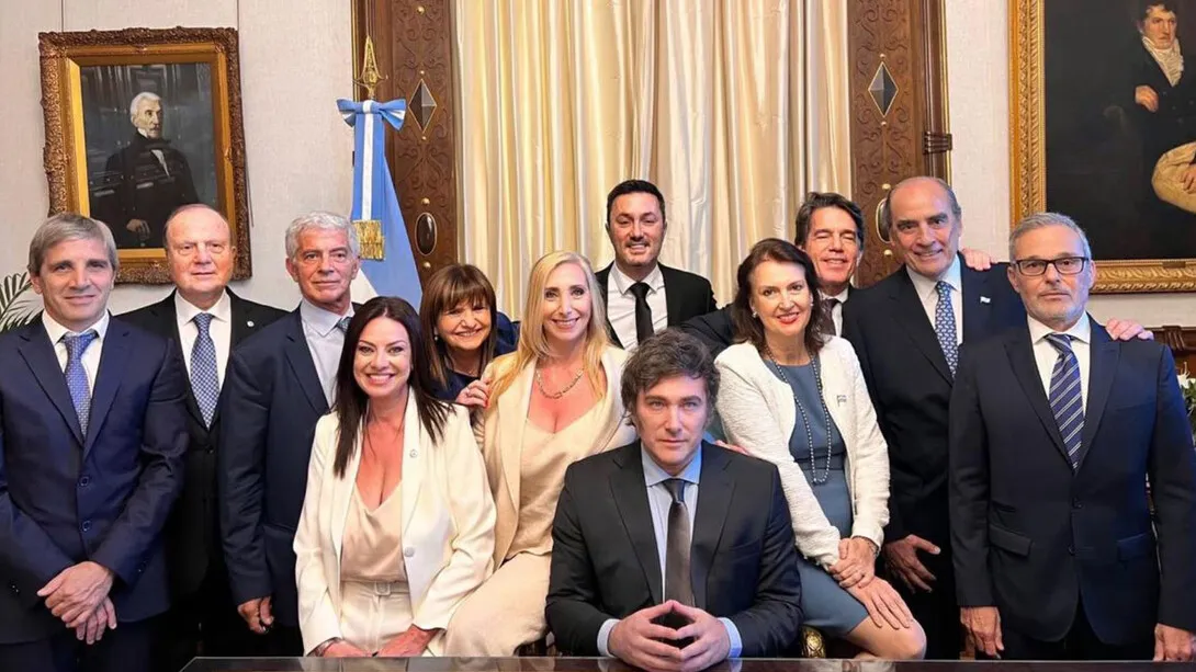 Javier-Milei-presidente-de-la-Republica-Argentina-junto-con-su-gabinete-ministerial