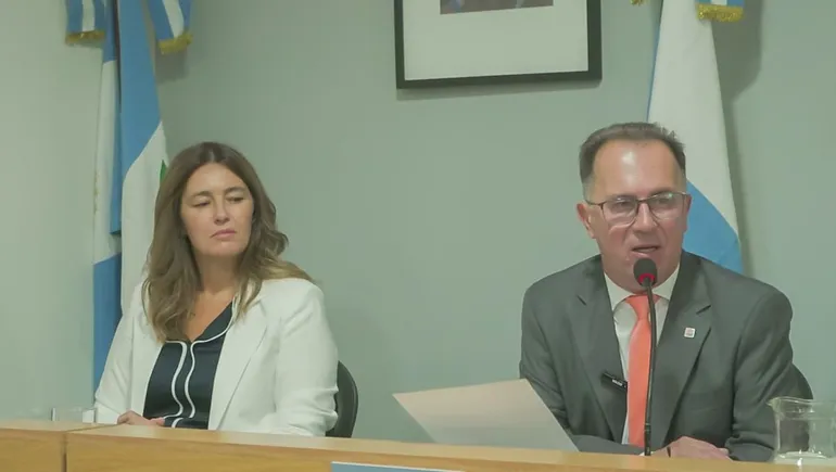 el-intendente-luis-bertolini-junto-la-presidenta-del-concejo-deliberante-malena-resa