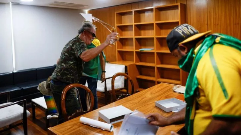 _128234803_tv081461551