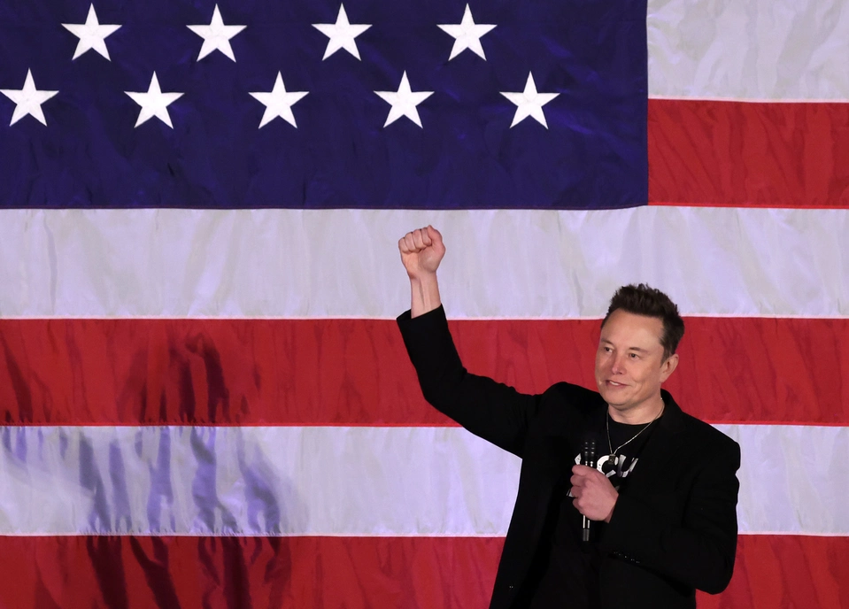 Elon Musk habla en un ayuntamiento de Filadelfia en 2024. Musk dice que está iniciando un nuevo partido