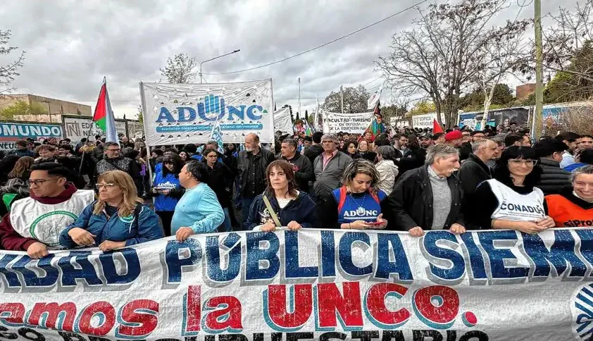 Neuquen-Marcha-Universitaria-contra-el-veto-de-milei-foto-Ceci-Maletti-3