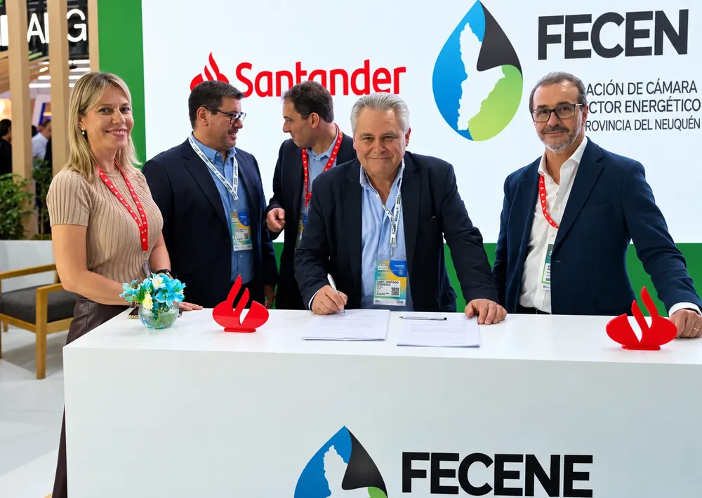 Firma en stand corporativo Santander y FECENE