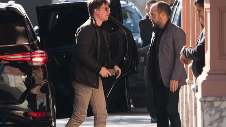 santiago-caputo-llega-a-la-casa-rosada-para-la-primera-reunion-de-la-mesa-politica-2095786