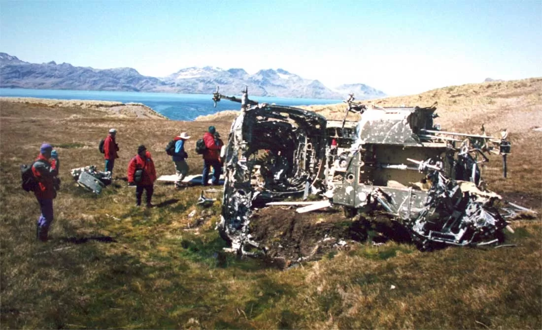 Restos del helicóptero Puma argentino alcanzado durante el combate de Grytviken, fotografiados en la isla San Pedro (Georgias del Sur) en 1999. Imagen difundida en Wikimedia Commons.