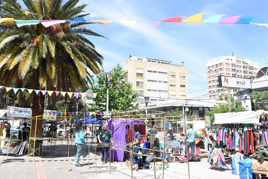 Nqn-Preparacion-feria-nacional-de-artesanos-Juan-Thomes-5