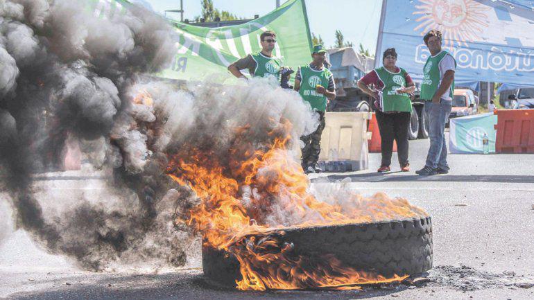 ate-rio-negro-se-convocara-partir-las-10-los-puentes