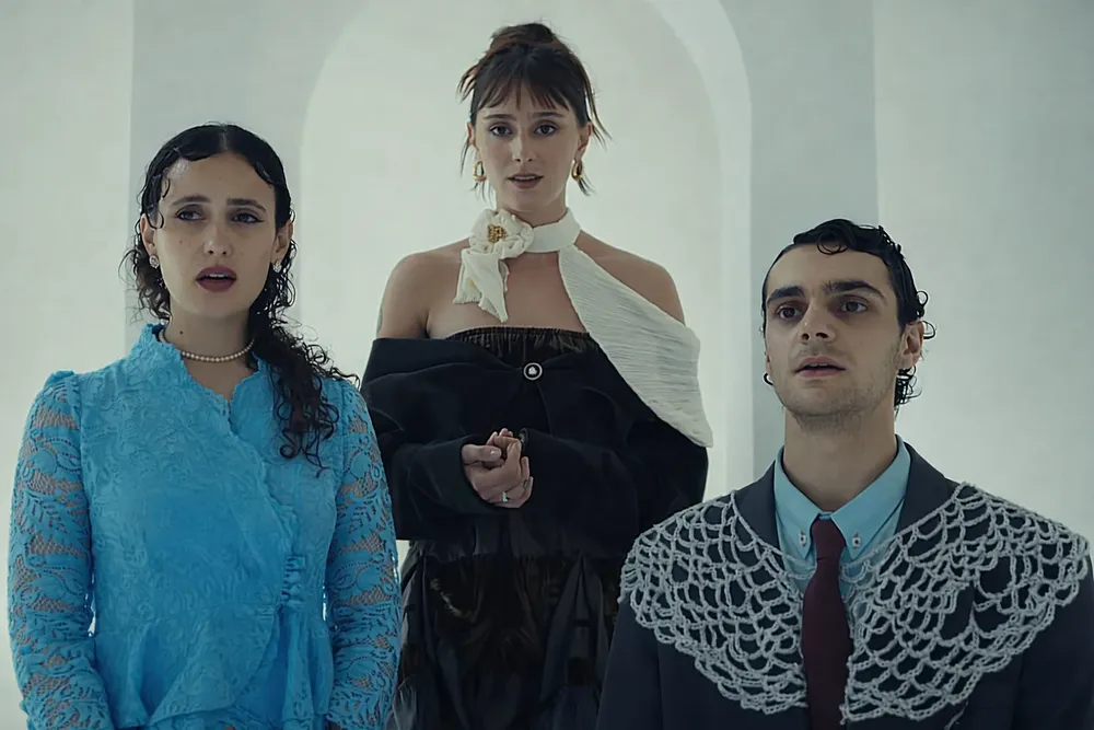 Jóvenes en un fondo etéreo