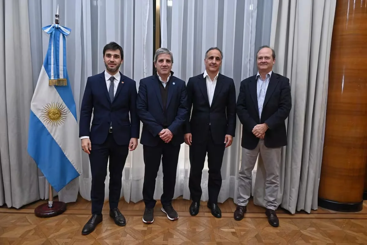 el-ministro-de-economia-luis-caputo-el-gobernador