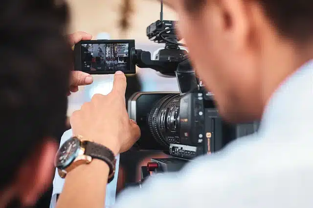 videomaker-g0fcd7f500_640.jpg