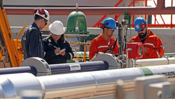 petroleros-tomando-datosjpg