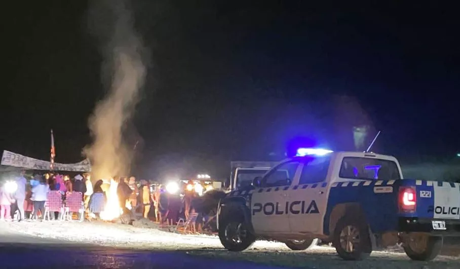 Mapuches corte y policia