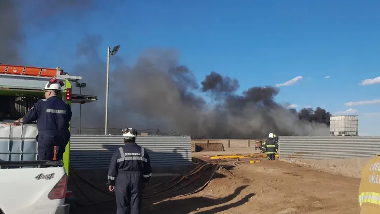 incendio-indarsa-anelo-contenido-4-bomberos-cutral-cojpg