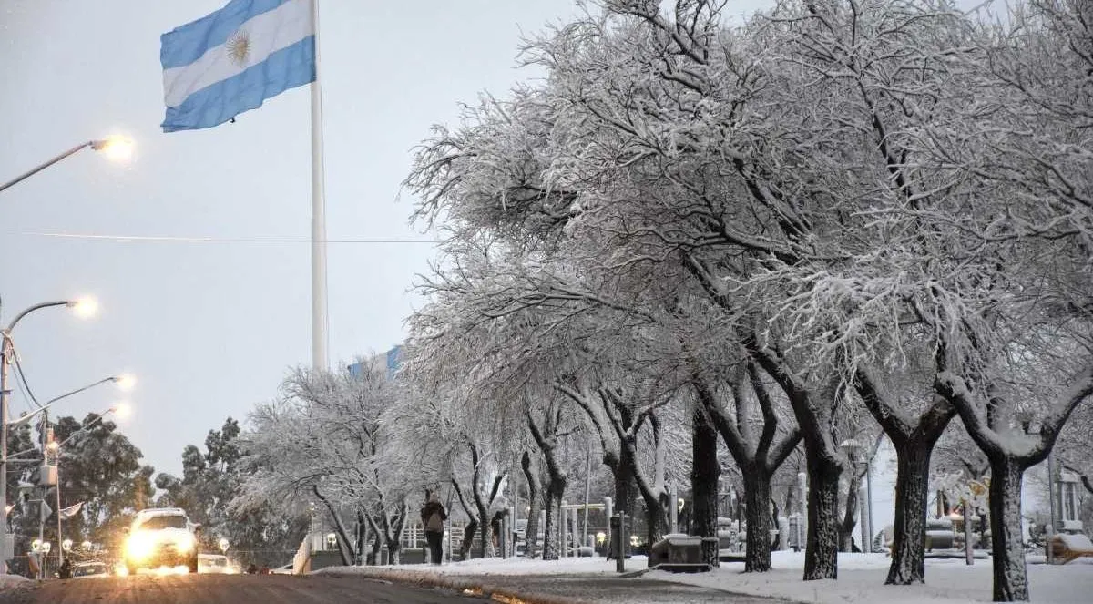 neuquen-nieve-en-la-ciudad-foto-mati-subat-MES_0712-e1686581320830