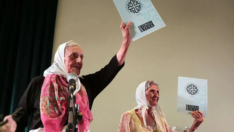 ines-ragni-y-lolin-rigoni-al-ser-distinguidas-la-universidad-nacional-del-comahue