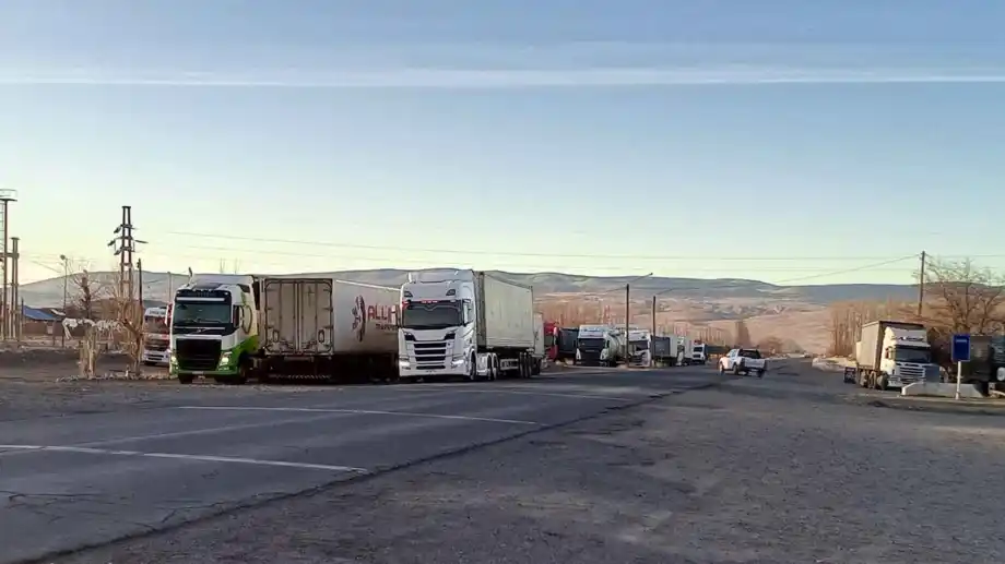 Pino-Hachado-camiones-varados_11zon