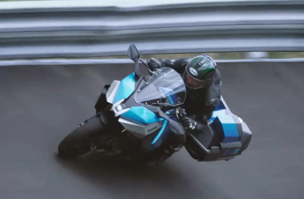 Kawasaki-Ninja-H2-HySe-accion13