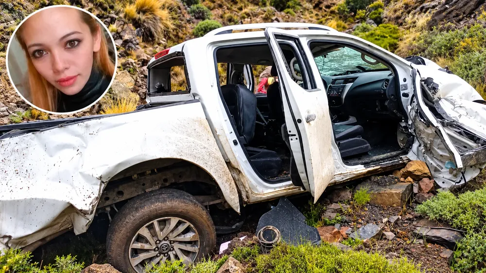 Camioneta blanca destruida en terreno rocoso