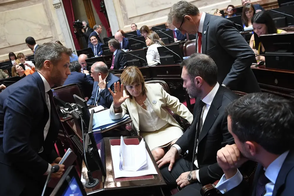 Patricia-Bullrich-y-equipo-de-trabajo