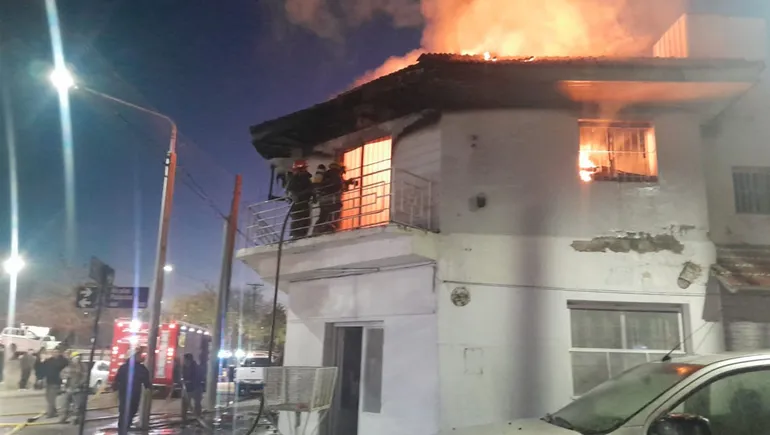 incendio-bomberos-vivienda-calle-planas