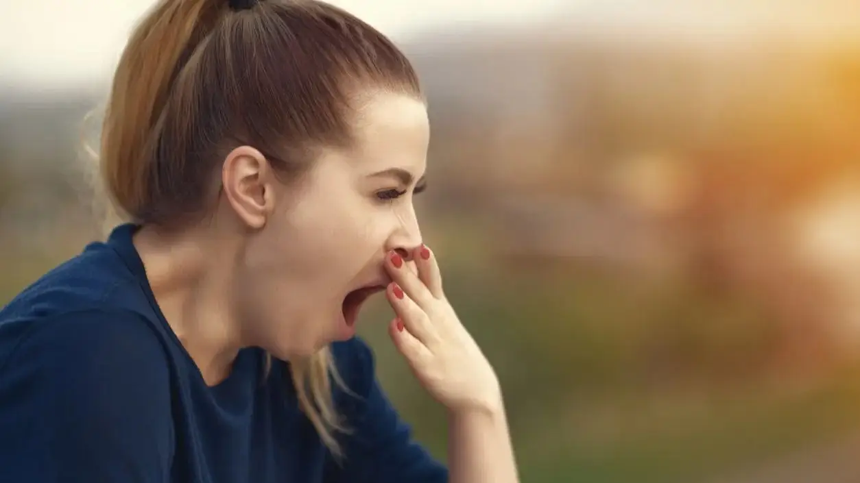 persona-bostezando-webp.