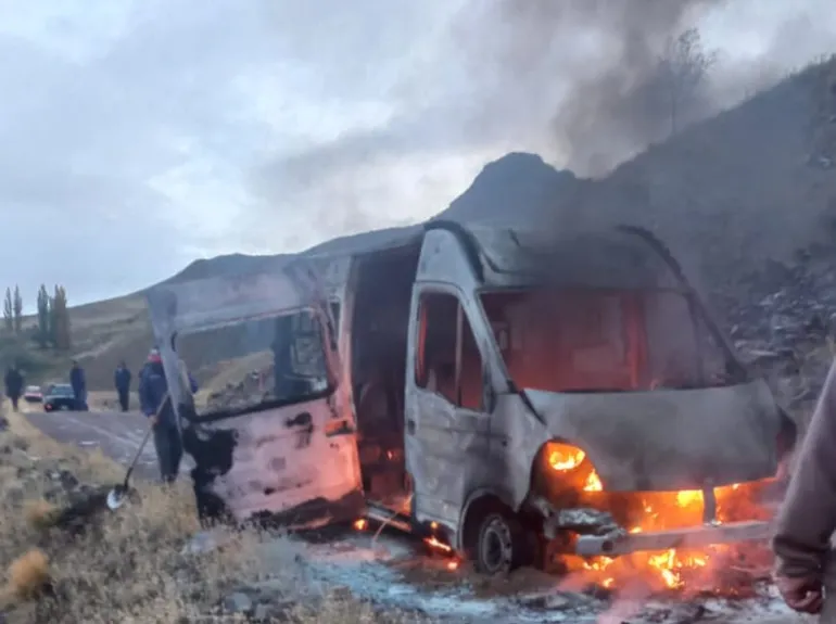 incendio-camioneta-que-trasladaba-ninos-una-escuela-rural-2jpg