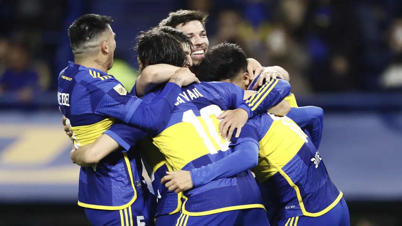 Cavani-Merentiel-y-otros-festejan-gol-de-Boca