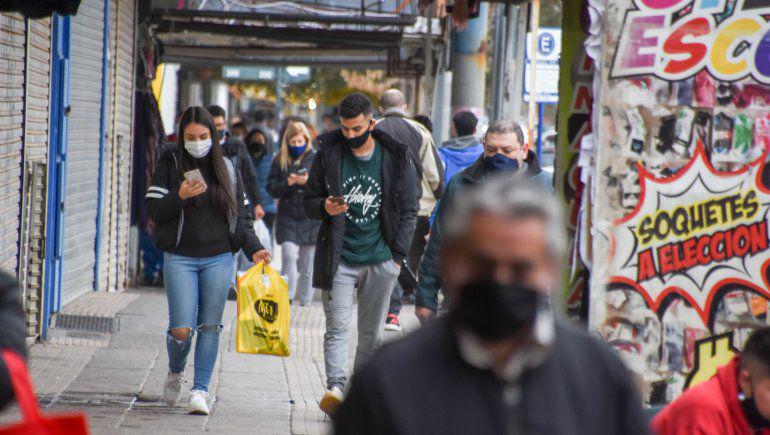 Gente en la calle con barbijo